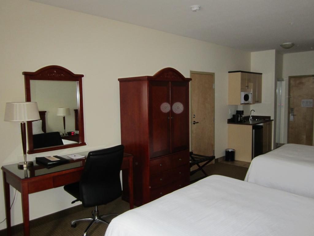 Trend Mountain Hotel & Conference Centre Tumbler Ridge Номер фото