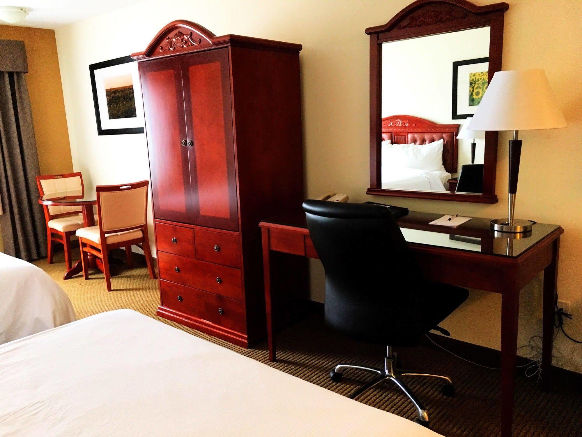 Trend Mountain Hotel & Conference Centre Tumbler Ridge Екстер'єр фото